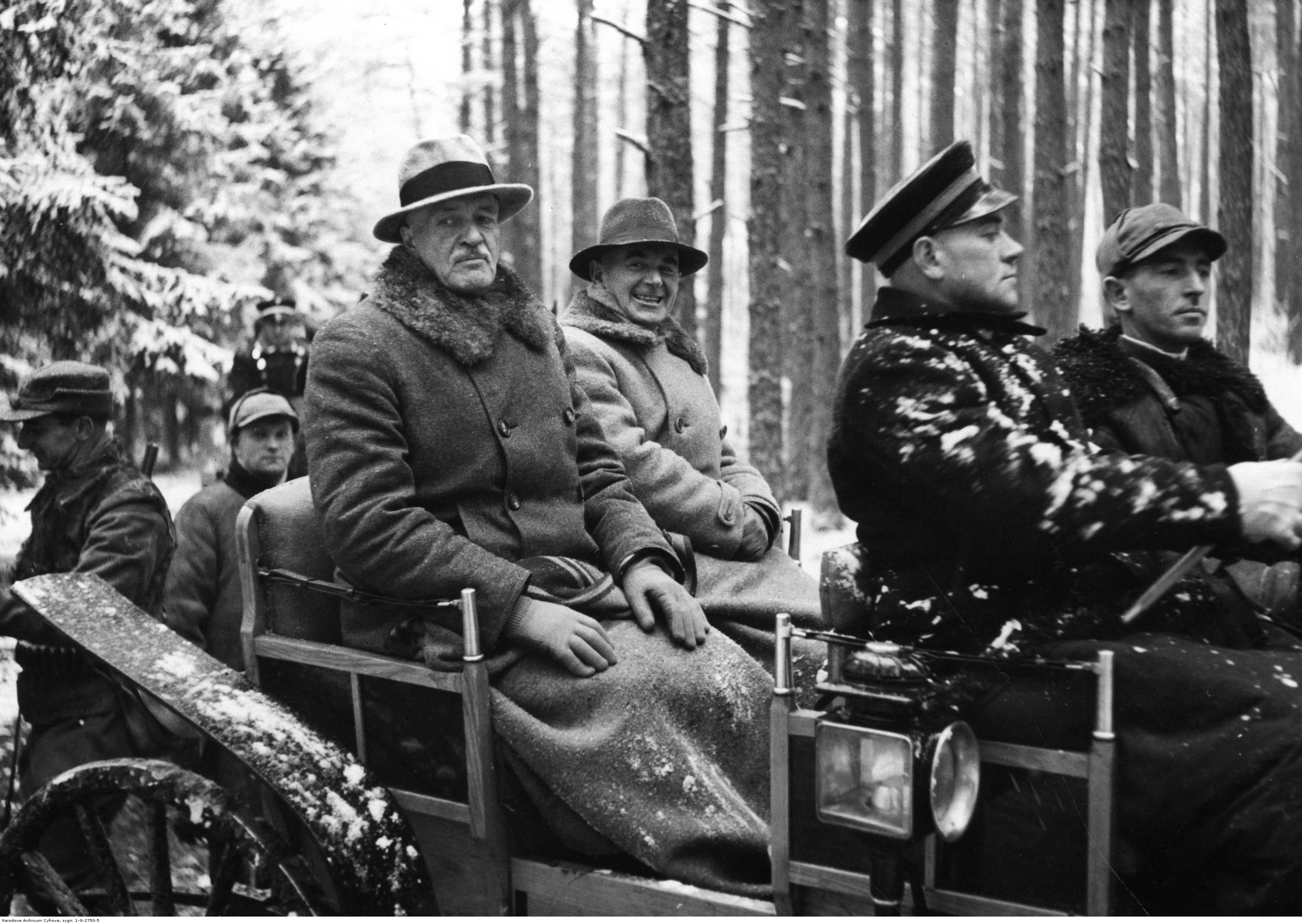 Uczestnicy polowania: siedzący na bryczce prezydent RP Ignacy Mościcki i marszałek Polski Edward Rydz - Śmigły (źródło: Narodowe Archiwum Cyfrowe)