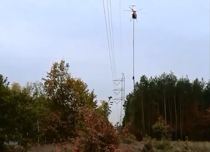 Podkrzesanie drzew z helikoptera