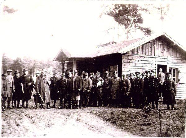Polowanie reprezentacyjne w 1934 r. w Nadleśnictwie Podanin i Promno, w którym uczestniczył m.in. Ignacy Mościcki Prezydent RP (piąty z lewej).