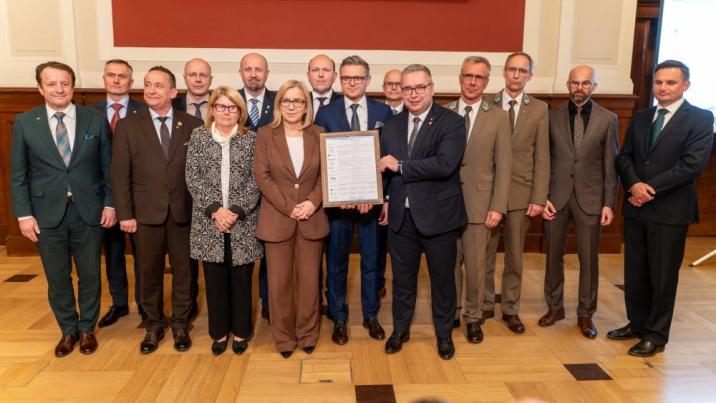 Przedstawiciele 14 instytucji  oraz Minister Klimatu i Środowiska z podpisanym listem intencyjnym. Fot. WFOŚiGW